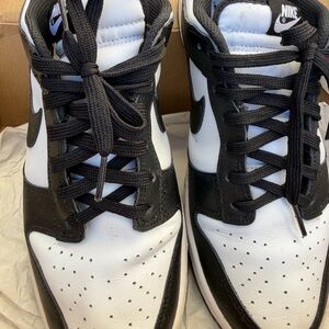 Nike Men's Classic Black and White Sneakers (nike pandas)